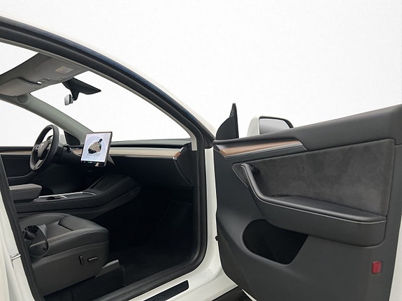 Tesla Model Y 26 of 30