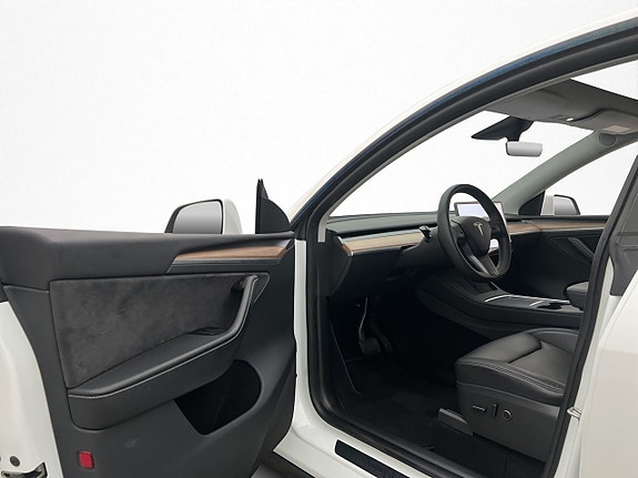 Tesla Model Y 12 of 30
