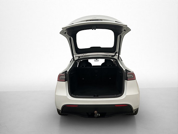 Tesla Model Y 28 of 30