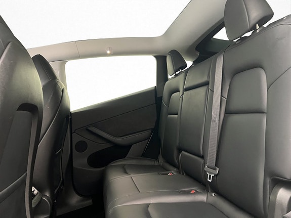 Tesla Model Y 27 of 30
