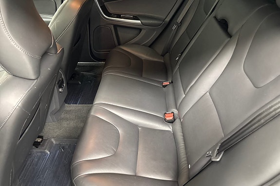 Volvo V60 Cross Country 14 of 23