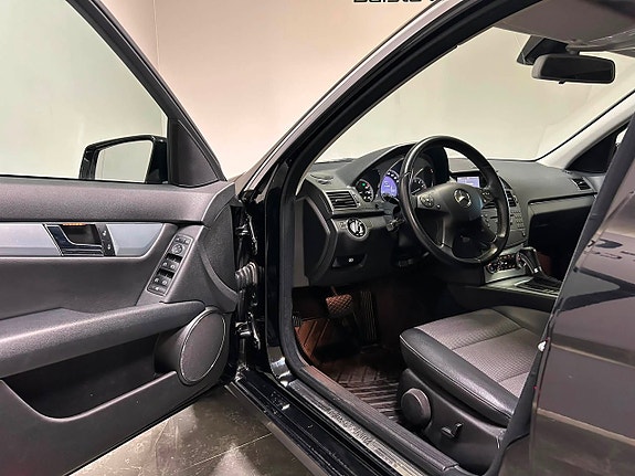 Mercedes-Benz C180 11 of 23