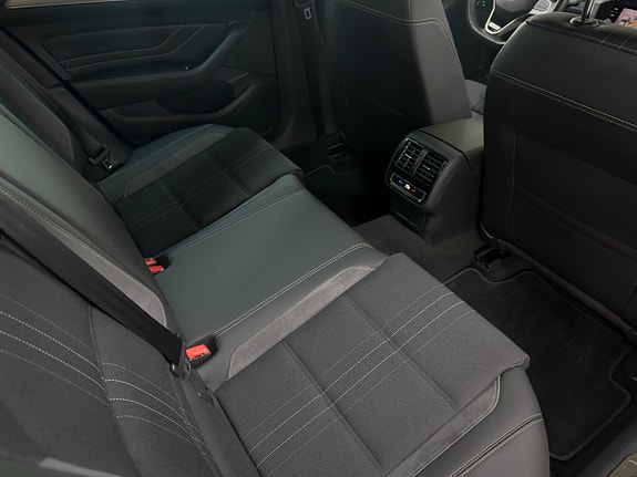 Volkswagen Passat Alltrack 18 of 21