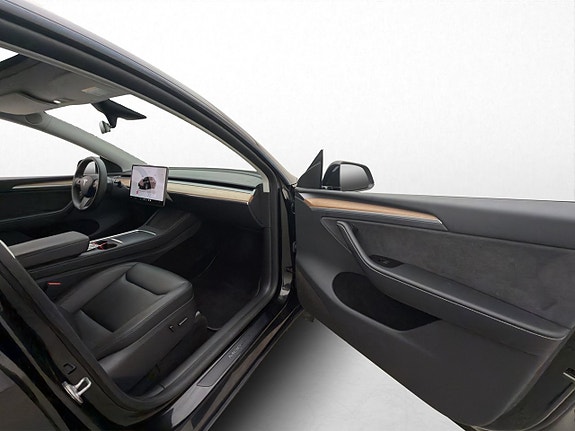 Tesla Model Y 15 of 30