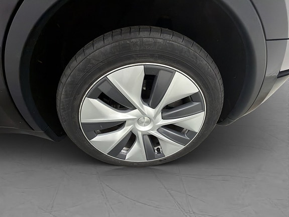 Tesla Model Y 28 of 30