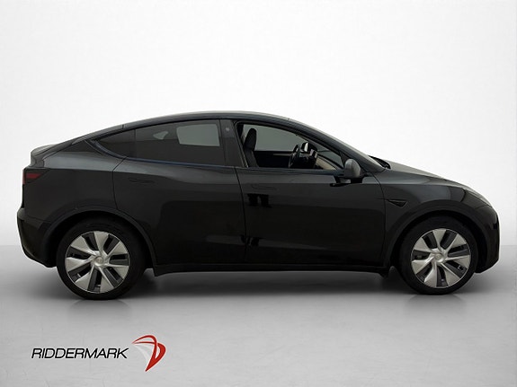 Tesla Model Y 10 of 30