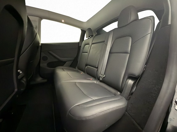 Tesla Model Y 24 of 30