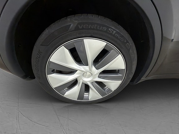 Tesla Model Y 29 of 30