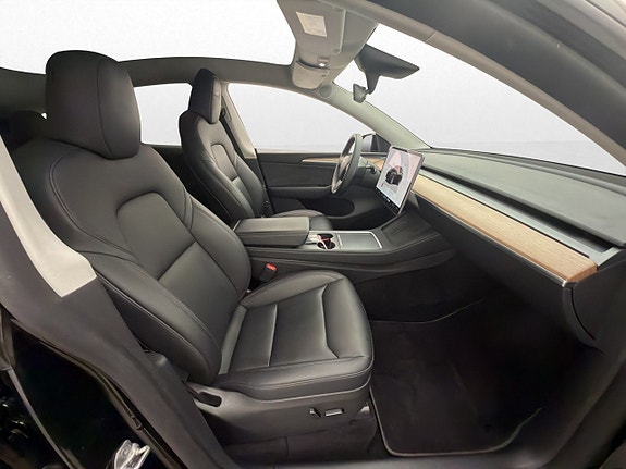 Tesla Model Y 16 of 30