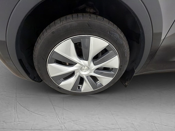 Tesla Model Y 27 of 30