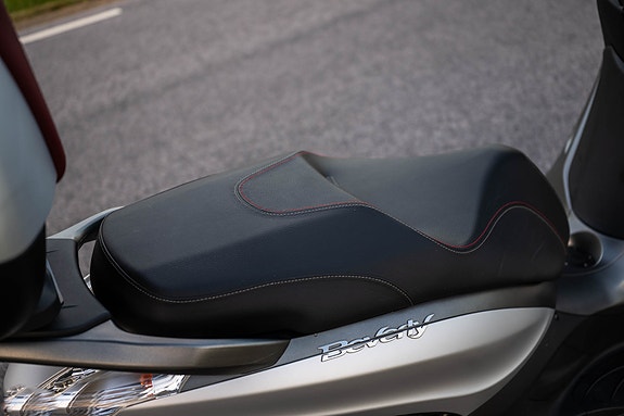 Piaggio BEVERLY 350, premiumskoter i nyskick 17 of 17