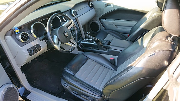 Ford Mustang 3 of 5