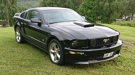 Ford Mustang 2 of 5