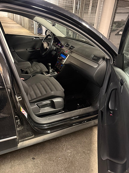 Volkswagen Passat 9 of 15