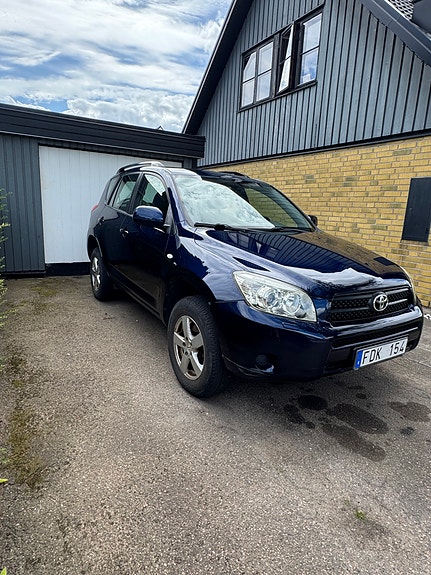 Toyota RAV4 2 of 5