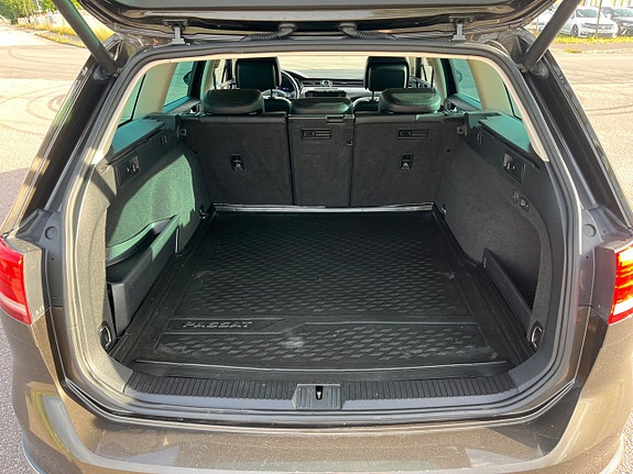 Volkswagen Passat 12 of 15