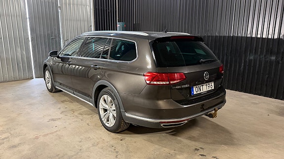 Volkswagen Passat 2 of 15