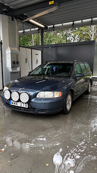 Volvo V70 2 of 11
