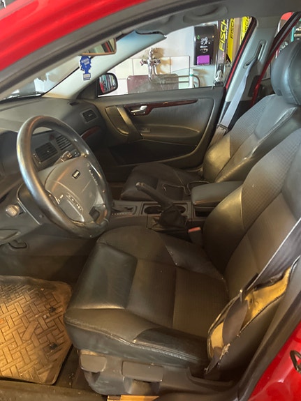 Volvo V70 3 of 4