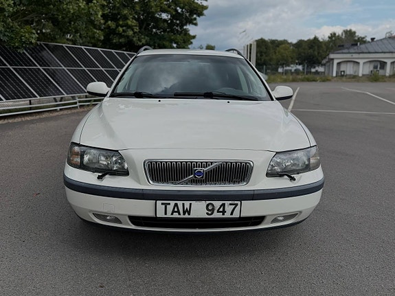 Volvo V70 2 of 8