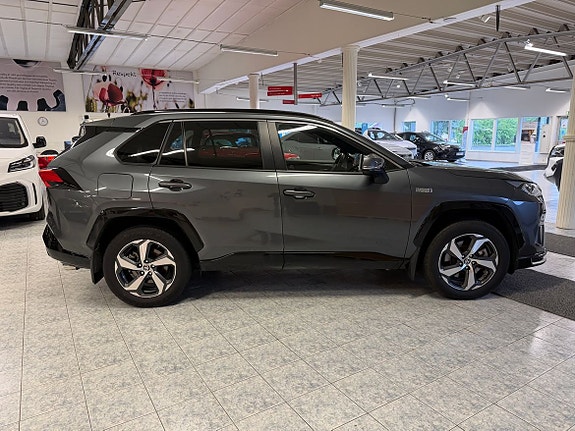 Toyota RAV4 2 of 12