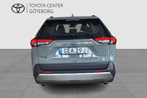 Toyota RAV4 6 of 12