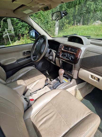 Mitsubishi Pajero Sport 2 of 3