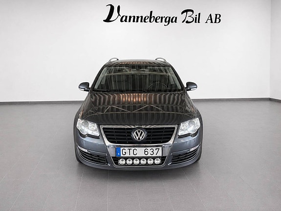 Volkswagen Passat 2 of 6