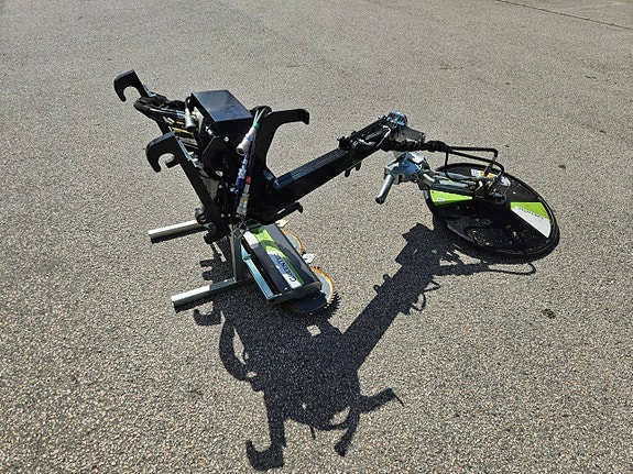 Greentec Redskapsarm med kant-/stolpklippare och grensåg 2 of 6