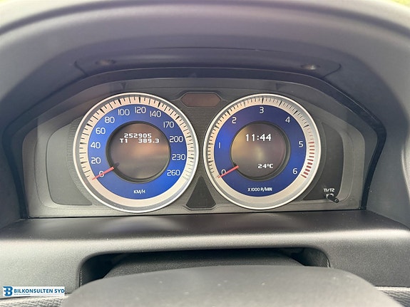 Volvo XC60 10 of 15