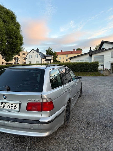 BMW 523i 2 of 13