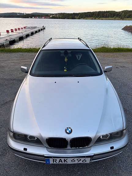 BMW 523i 3 of 13