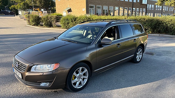 Volvo V70 2 of 10