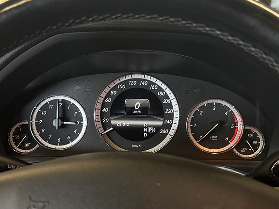 Mercedes-Benz E220 14 of 17