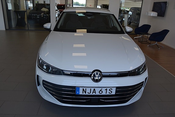 Volkswagen Passat 2 of 16