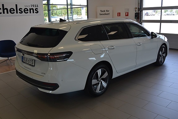Volkswagen Passat 5 of 16