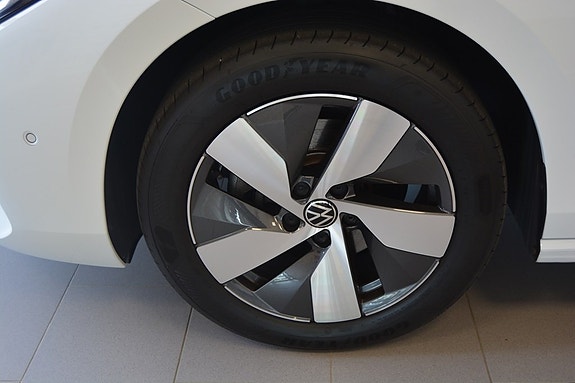 Volkswagen Passat 8 of 16
