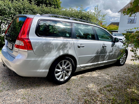 Volvo V70 2 of 4