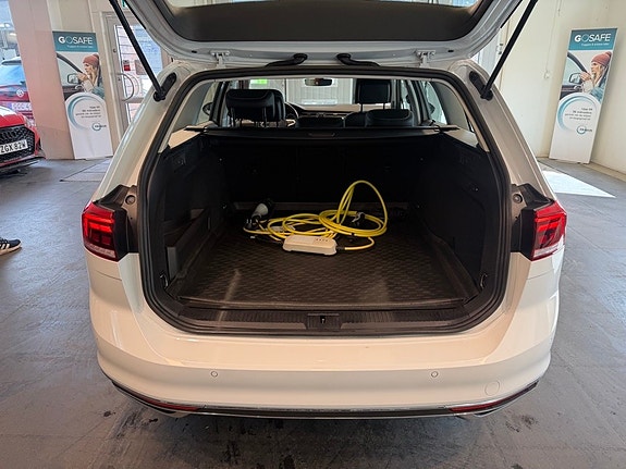 Volkswagen Passat 23 of 25