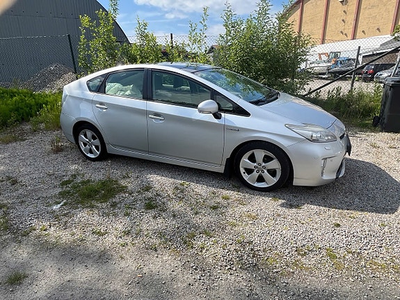 Toyota Prius Plug-in Hybrid 3 of 8
