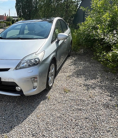 Toyota Prius Plug-in Hybrid 2 of 8