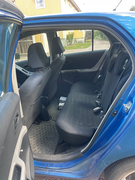 Toyota Yaris 6 of 7