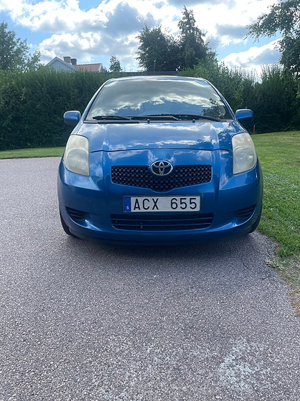 Toyota Yaris 2 of 7