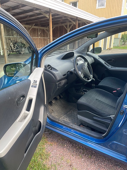 Toyota Yaris 5 of 7