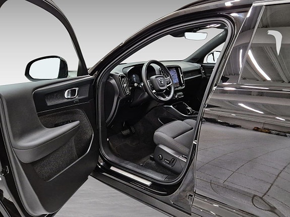 Volvo EX40 13 of 16