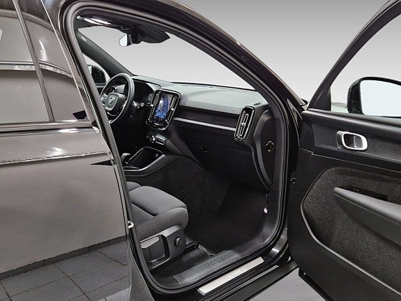 Volvo EX40 14 of 16