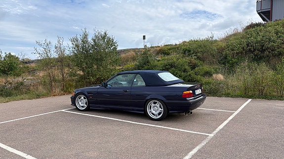 BMW 320i 3 of 6