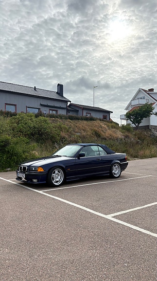 BMW 320i 4 of 6