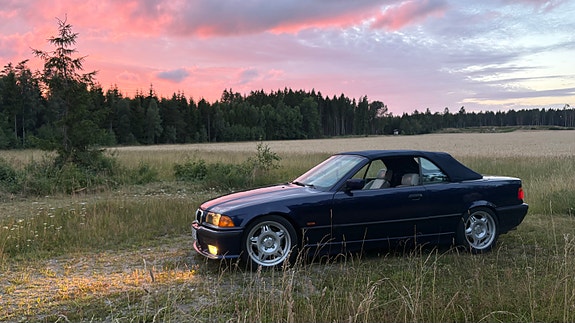 BMW 320i 5 of 6