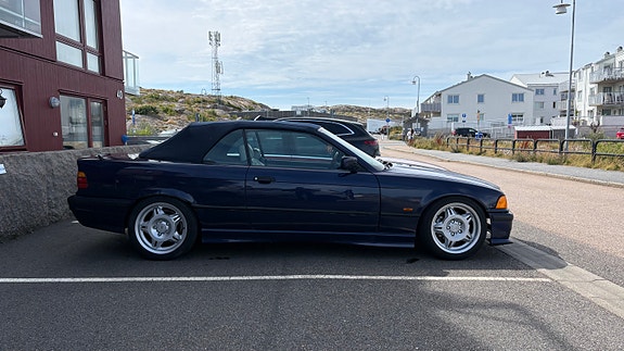 BMW 320i 2 of 6